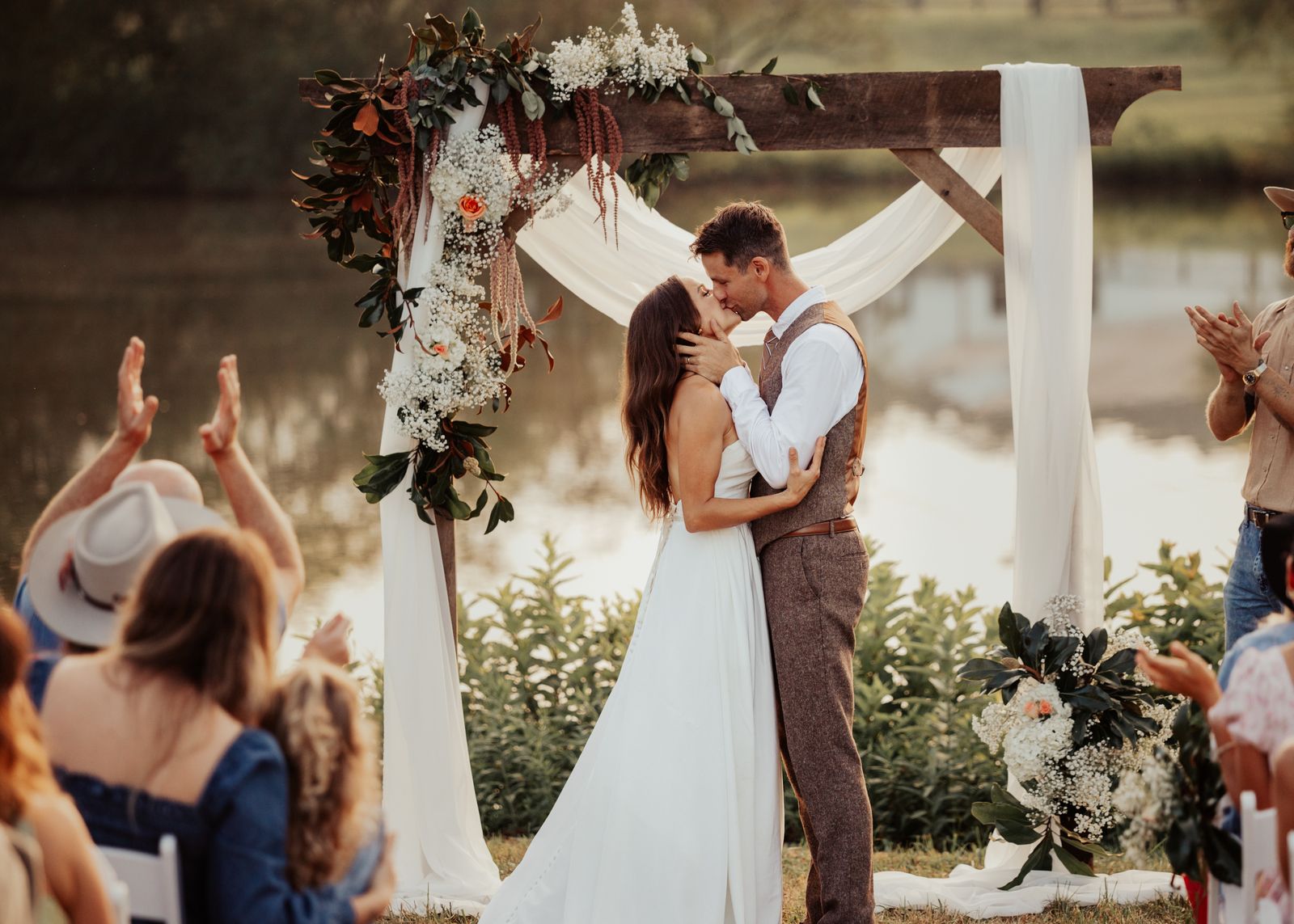 First kiss at the arch
